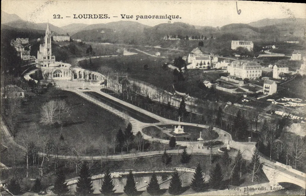 Lourdes — Vista panorâmica — Viron, fot.-edit. Lourdes - Frente