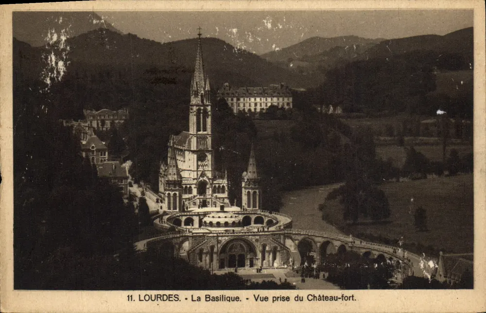 Lourdes — Die Basilika — Ansicht vom Schlossfrieden - Vorderseite