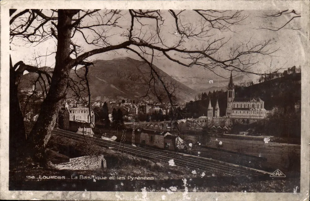 Lourdes — A Basílica e os Pirineus — C.A. P. Strasbourg - Frente