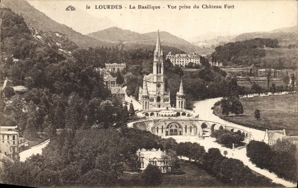 Lourdes - Die Basilika - Ansicht vom Schlossberg - Vorderseite