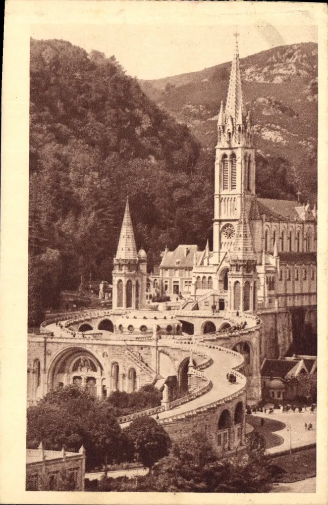 Lourdes — A Basílica vista de lado — P. I. — Edição P. Doucet, Lourdes - Frente