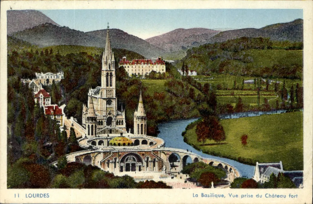 Lourdes — Die Basilika, Ansicht vom Festungsschloss - Vorderseite