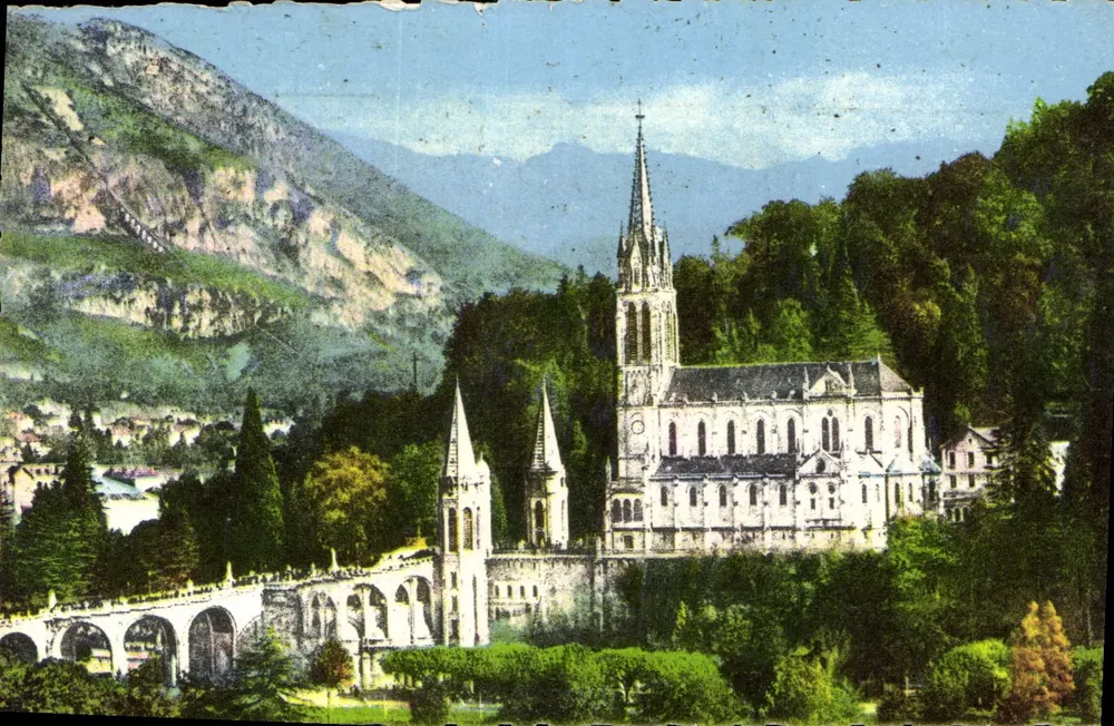 Lourdes (H.-P.) — A Basílica e o Pic du Jer — Editor E. Quinault, n°19 - Frente