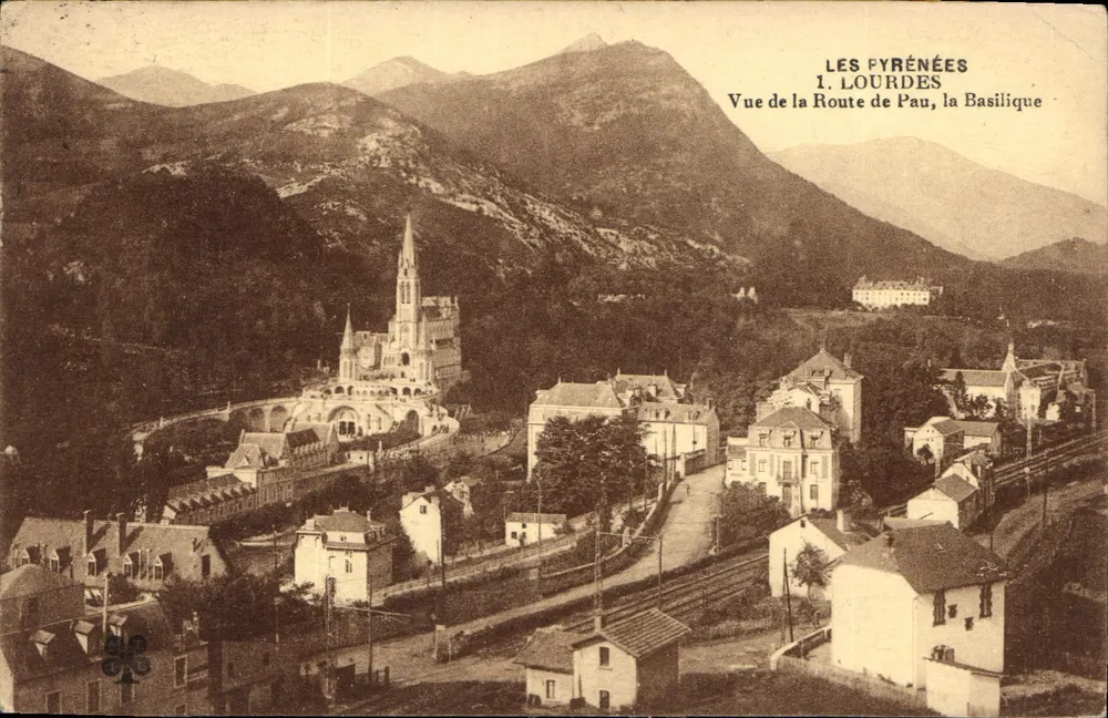 Lourdes — Ansicht der Route de Pau, die Basilika — Die Pyrenäen, 1. Lourdes - Vorderseite