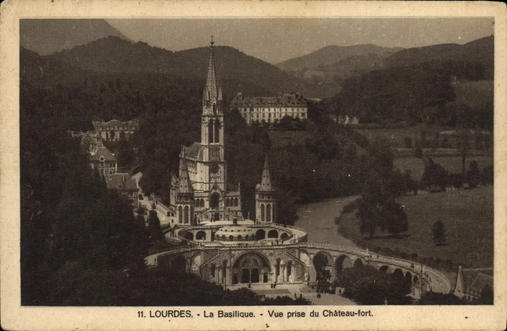 Lourdes - Die Basilika - Aufnahme vom Schlossfelsen - Vorderseite