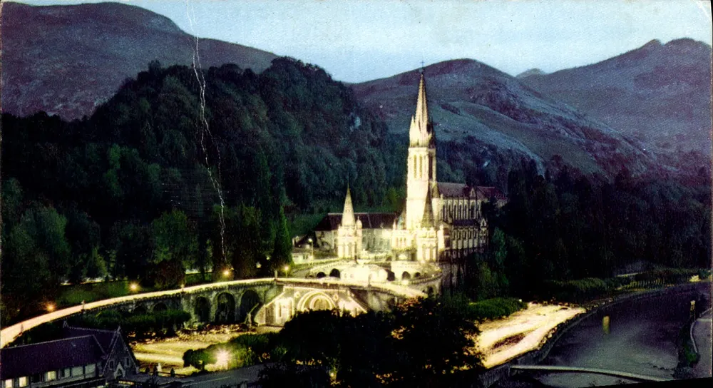 Lourdes — Ansicht der beleuchteten Basilika und der Fackelprozession — Edition A. Doucet, n°73 - Vorderseite