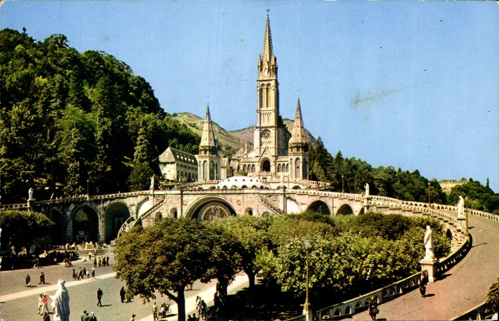 Lourdes — Die Esplanade des Rosenkranzes — Verleger G. Combière - Vorderseite