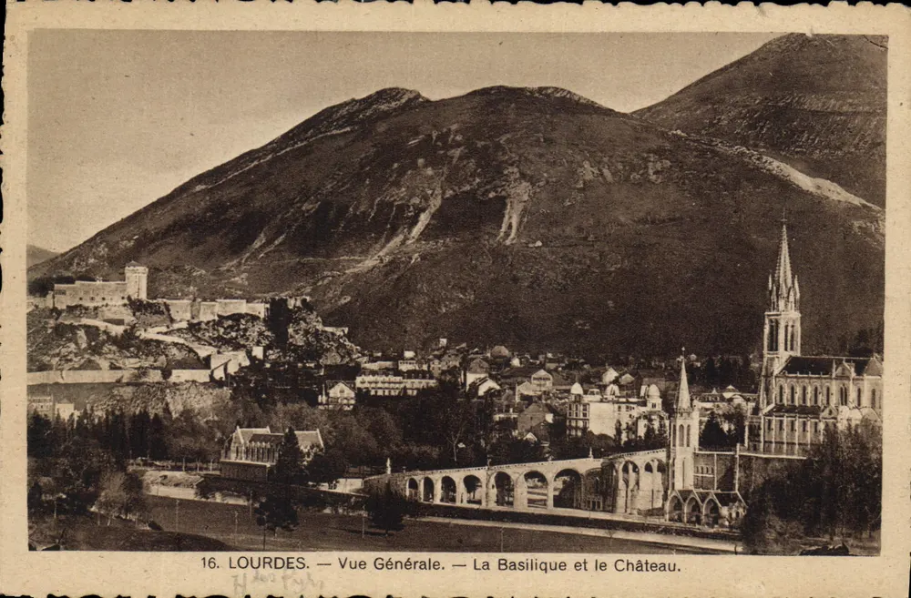 Lourdes — Vue Générale — La Basilique et le Château — Éditions Midi-Pyrénées-Pau-C.B.R. - Recto