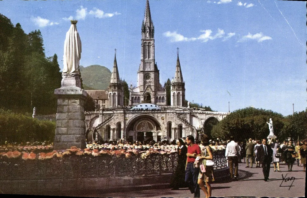 Lourdes — Die Basilika und der Eingang zum Rosenkranz — Edition Yanp, Nr. 19 - Vorderseite