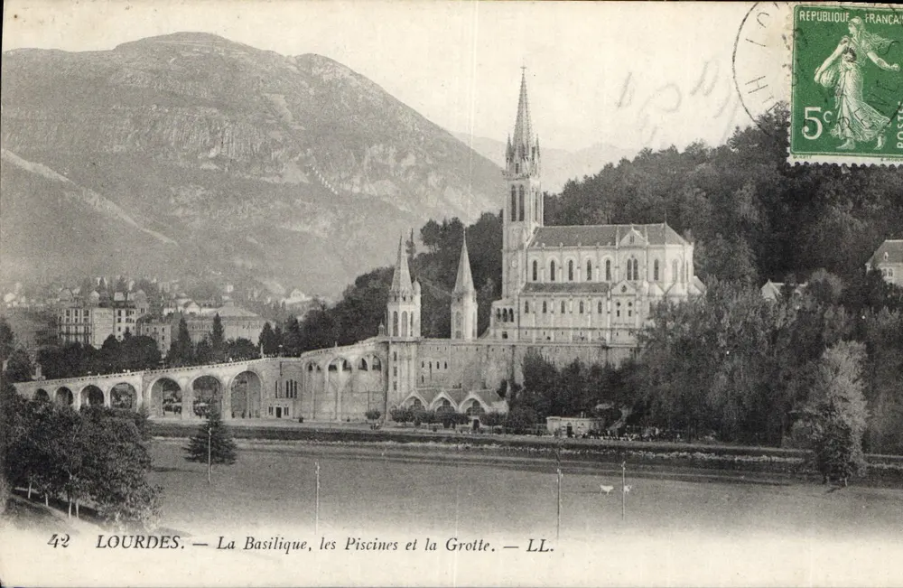 Lourdes — Die Basilika, die Becken und die Höhle — LL. - Vorderseite