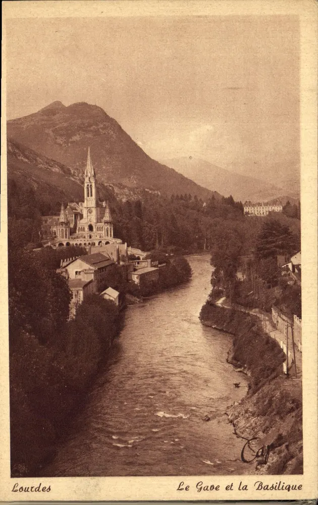 Lourdes — O Gave e a Basílica — Cie des Arts Photographiques, 44, rue Letellier, Paris - Frente