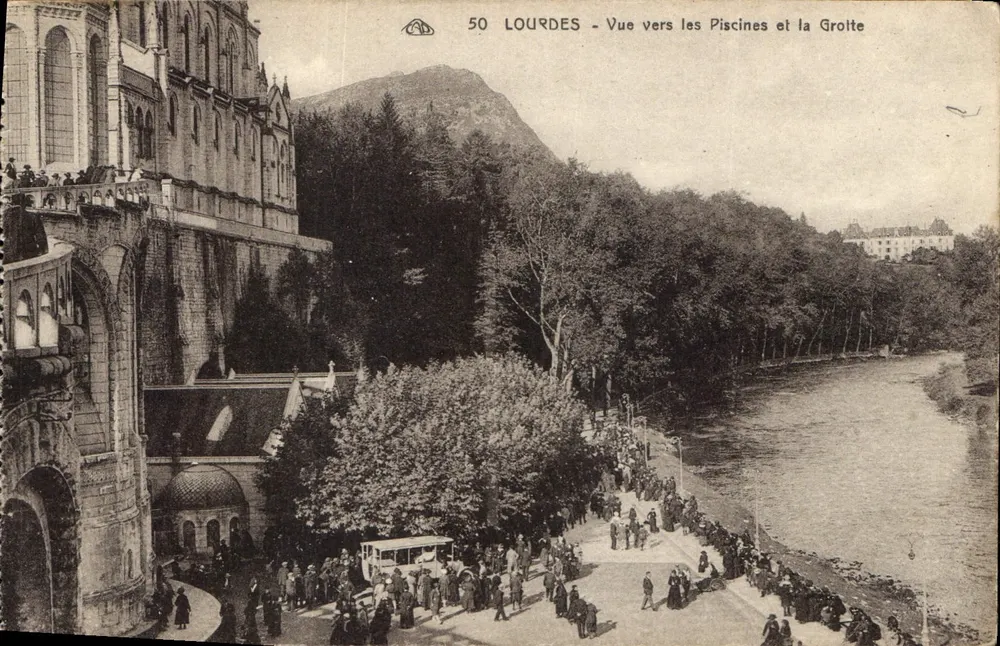 Lourdes - Blick Richtung Becken und Grotte - Vorderseite