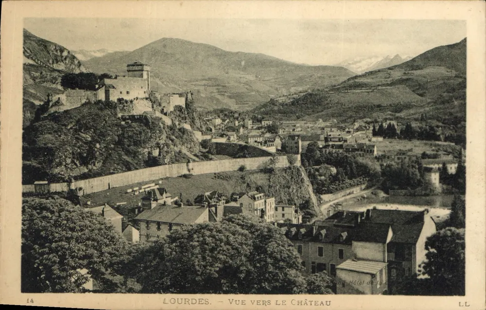 Lourdes — Vista em direção ao Castelo — Hotel de la Côte - Frente
