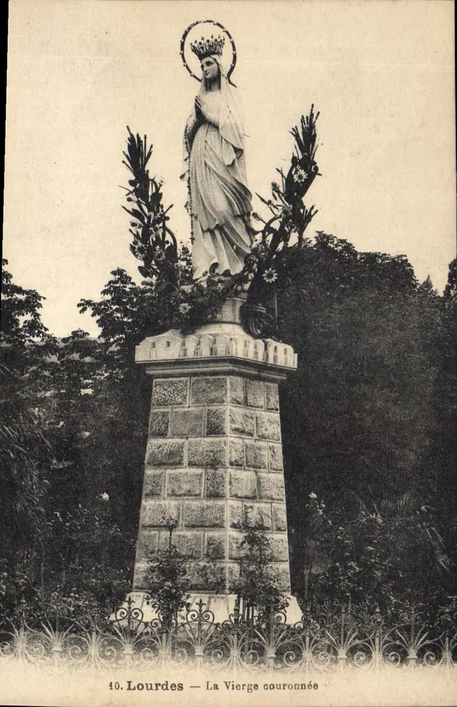 Lourdes — A Virgem Coroada — Edição Palais de Roseaïne - Frente