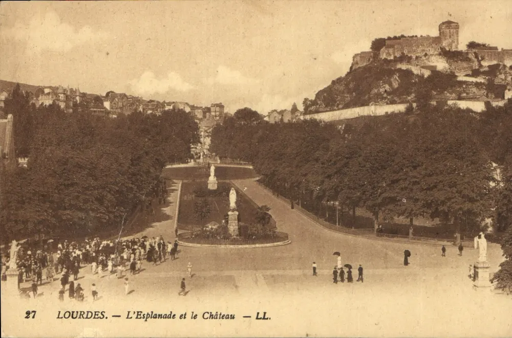Lourdes — A Esplanada e o Castelo — LL. - Frente