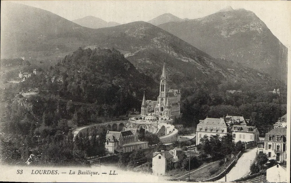 Lourdes — A Basílica — LL - Frente