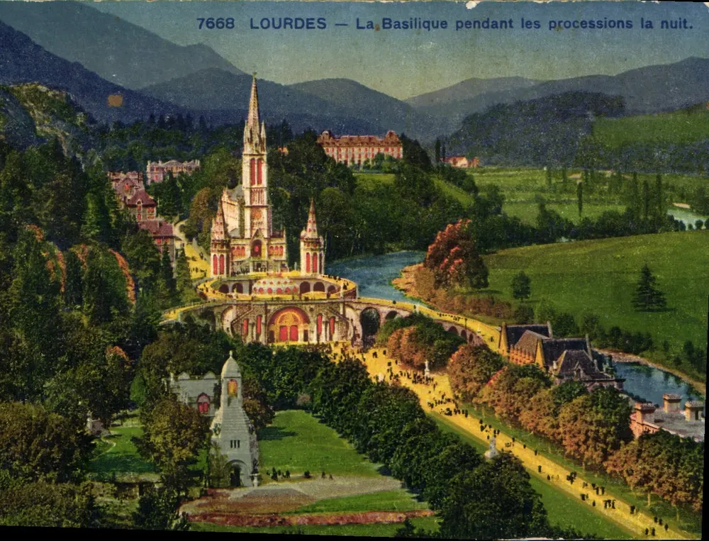 Lourdes — La Basilique pendant les processions la nuit — Photochrome A.D.L.A. n°7668 - Recto