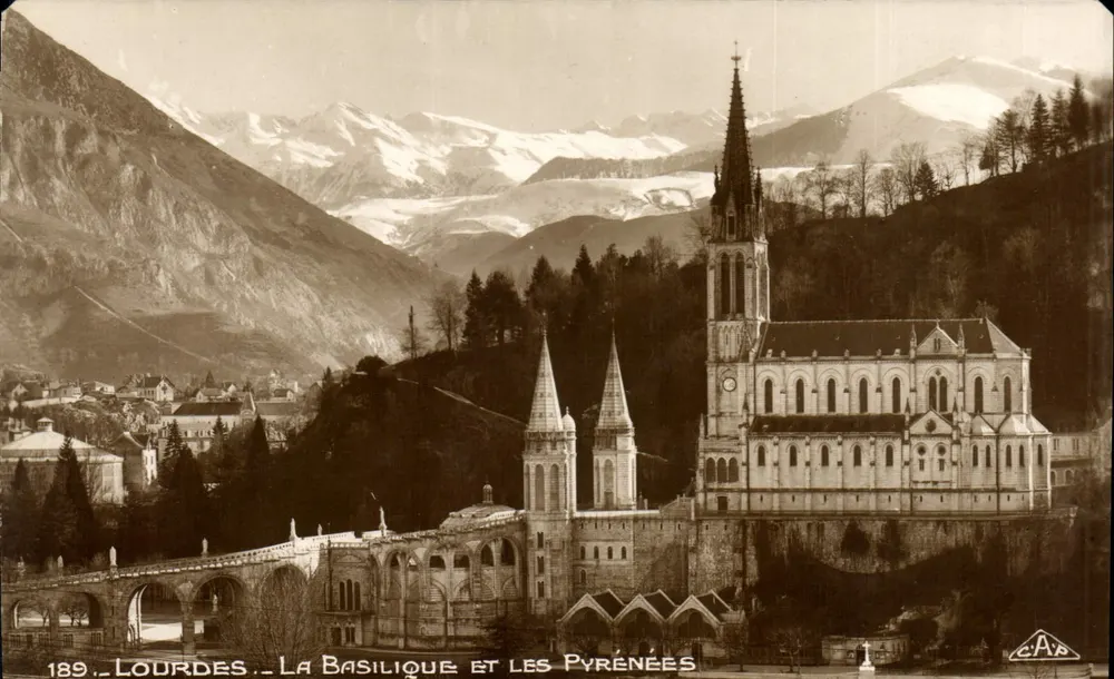 Lourdes — A Basílica e as Pirineus — C.A.P. Strasbourg - Frente