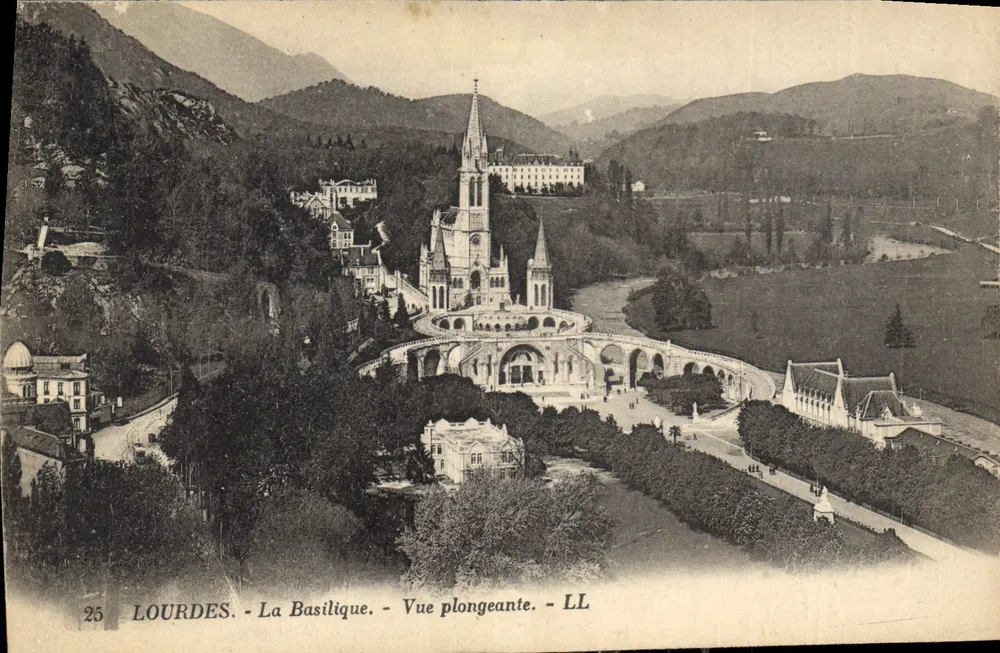 Lourdes - La Basilique - Vue plongeante - LL - Recto