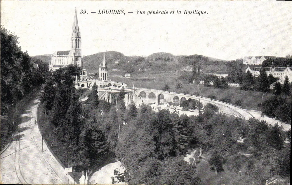 LOURDES — Vista geral e a Basílica. - Frente