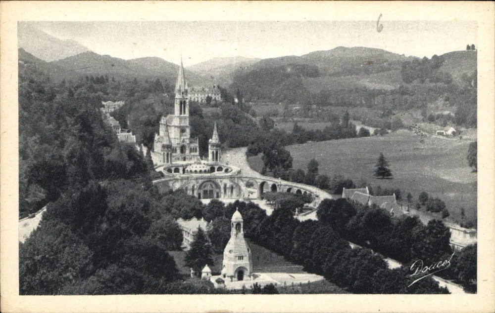 Lourdes — Die Basilika und der gemeinsamer Denkmal von den Festungsanlagen aus gesehen — Verlag des Palais du Rosaire - Lourdes - Vorderseite