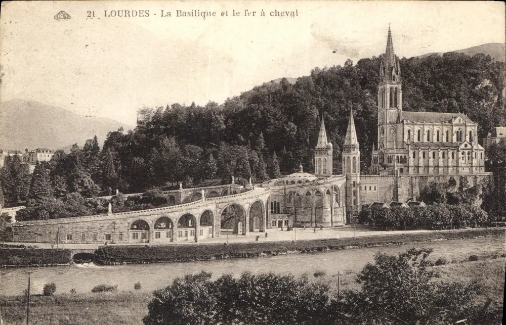 Lourdes - La Basilica e il ferro di cavallo - Recto