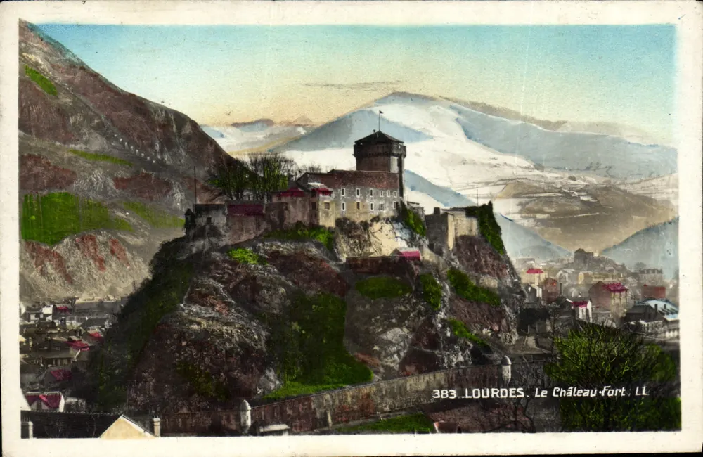 Lourdes. O Castelo-Forte — vista panorâmica com montanhas nevadas — editor LL, n° 383 - Frente