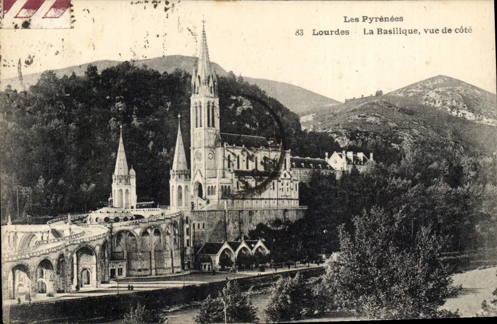 Lourdes - La Basilique, vue de côté — Les Pyrénées, n°83 - Recto