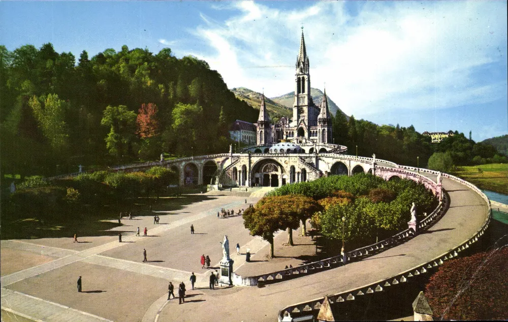 Lourdes (65100) — La basilique et l'esplanade — Editions P. CHAMBON - Recto