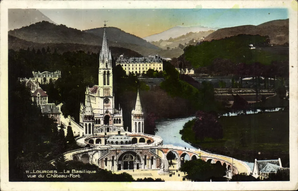 Lourdes — Die Basilika vom Château-Fort aus gesehen — Real-Photo C.A.P. Strasbourg - Vorderseite