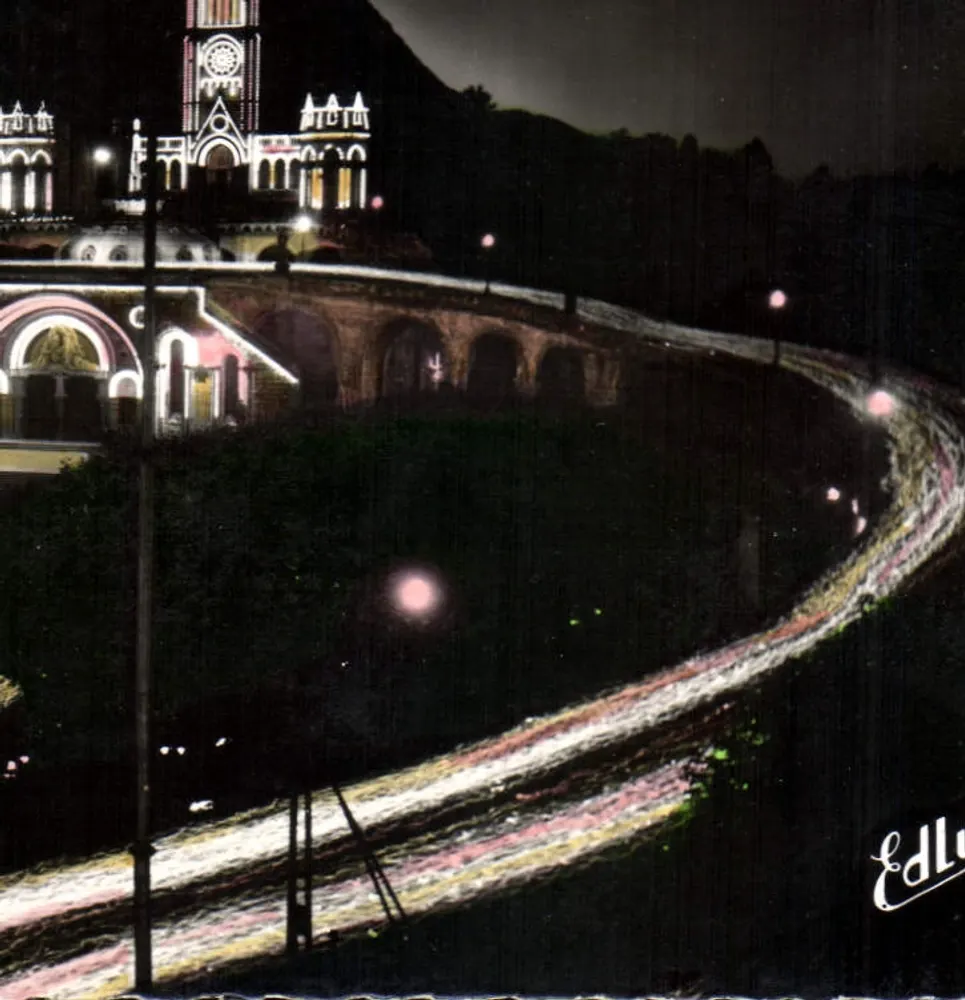 Lourdes — Die Beleuchtete Basilika und die Prozession mit Fackeln — Edition P. Doucet - Vorderseite