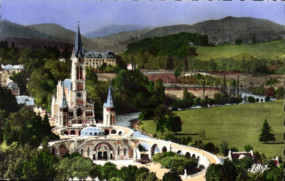 Lourdes — La Basilique vue du Château-Fort — Éditeur Eddlyx - Recto
