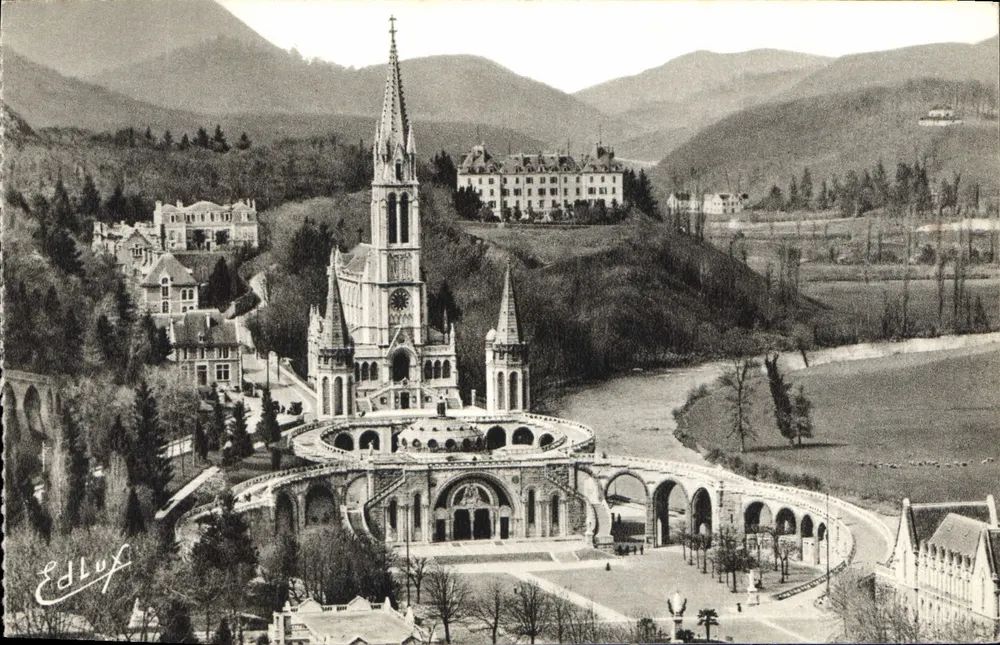 Lourdes — La Basilique vue du Château-Fort — Édition F. Doucet, Lourdes - Recto