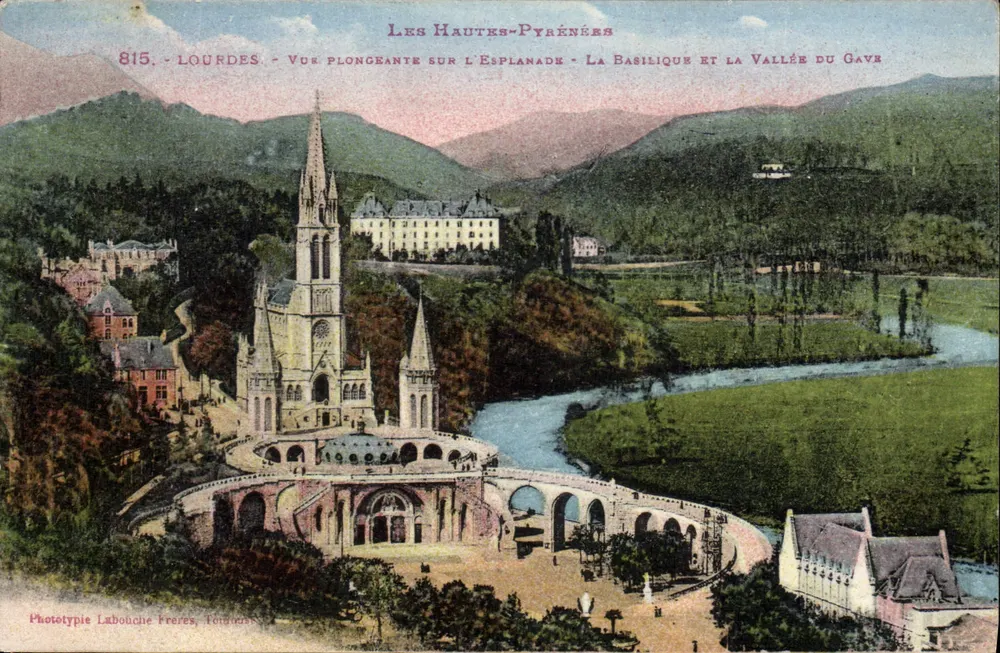 Lourdes — Aufnahme von der Esplanade, der Basilika und der Gave-Tal — Phototypie Labouche Frères, Toulouse - Vorderseite