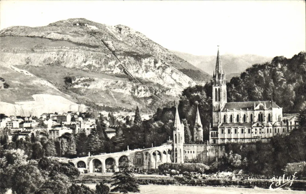 Lourdes — A Basílica e o Pic du Jer — Edição P. Doucet - Frente