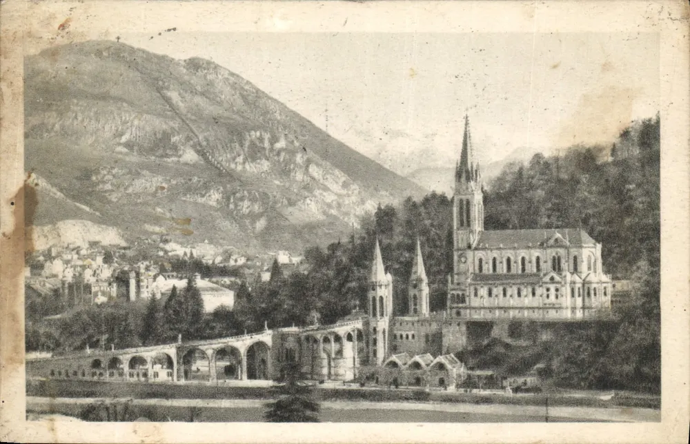 Lourdes — La Basilique et les montagnes — Édition photo Quintin - Recto