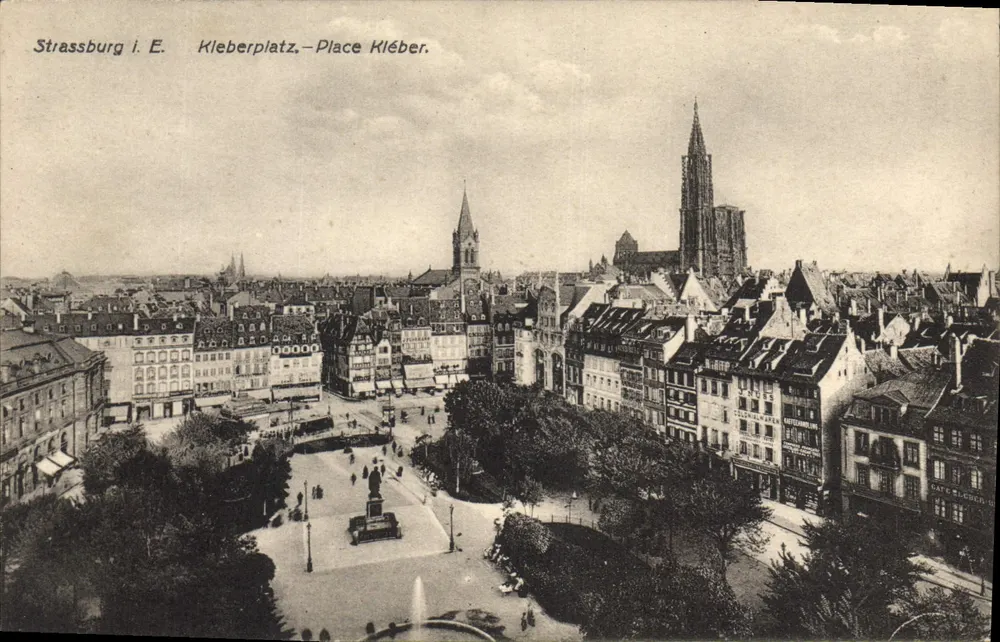 Strasbourg i. E. — Place Kléber — vista aérea com monumento central e catedral em segundo plano — editor Kunstverlag E. Hartmann & Cie. - Frente
