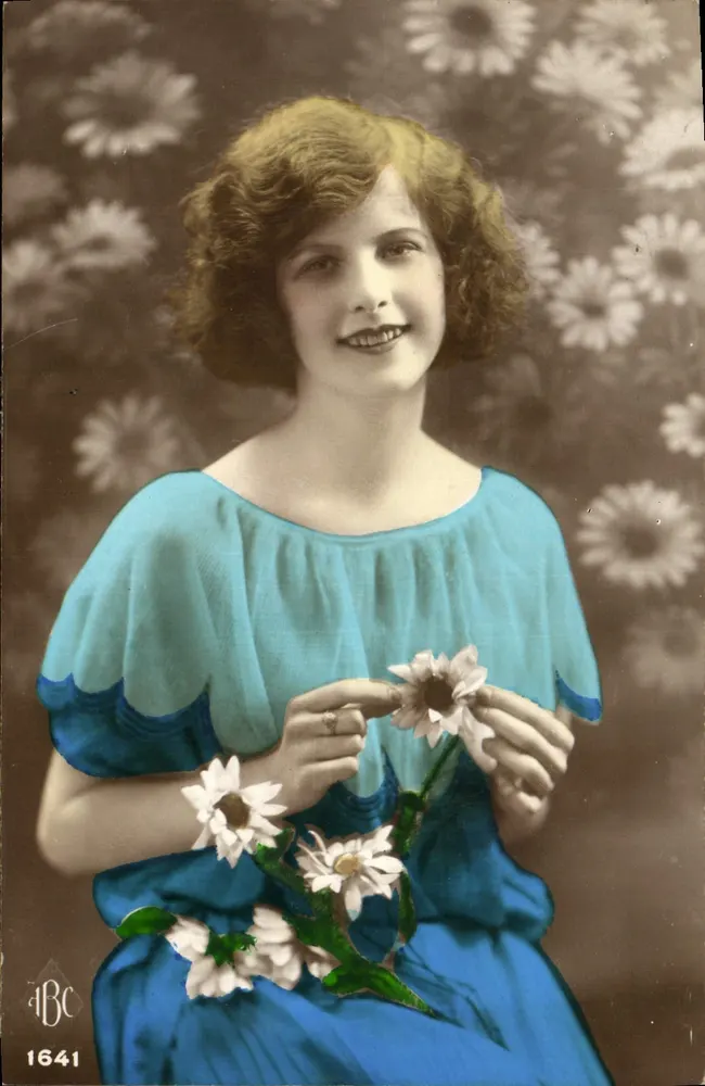 Jovem mulher em vestido azul — flores de margarida — editor ABC, n° 1641 - Frente