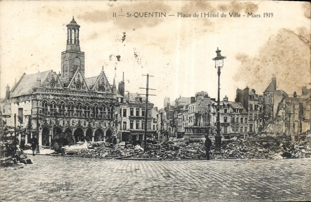 St-Quentin — Place de l'Hôtel de Ville — März 1919 — Photo Bille, Verlag Fontenay-a-Bois - Vorderseite