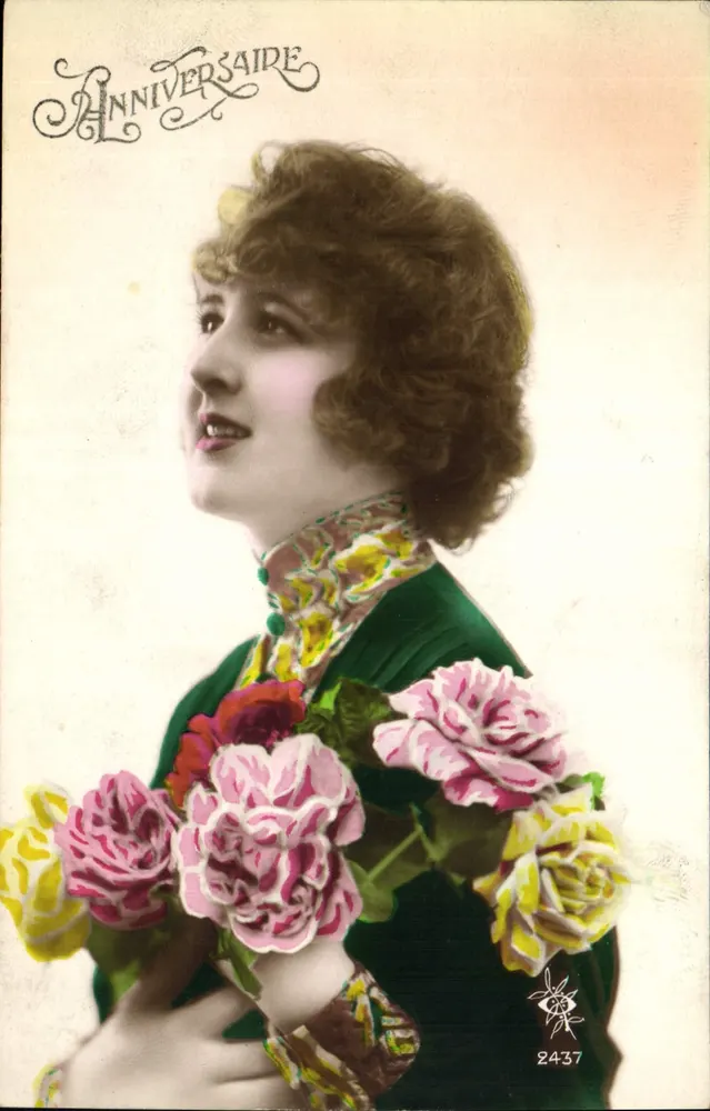 Mulher segurando um buquê de rosas — Aniversário — Anniversaide n°2437 - Frente