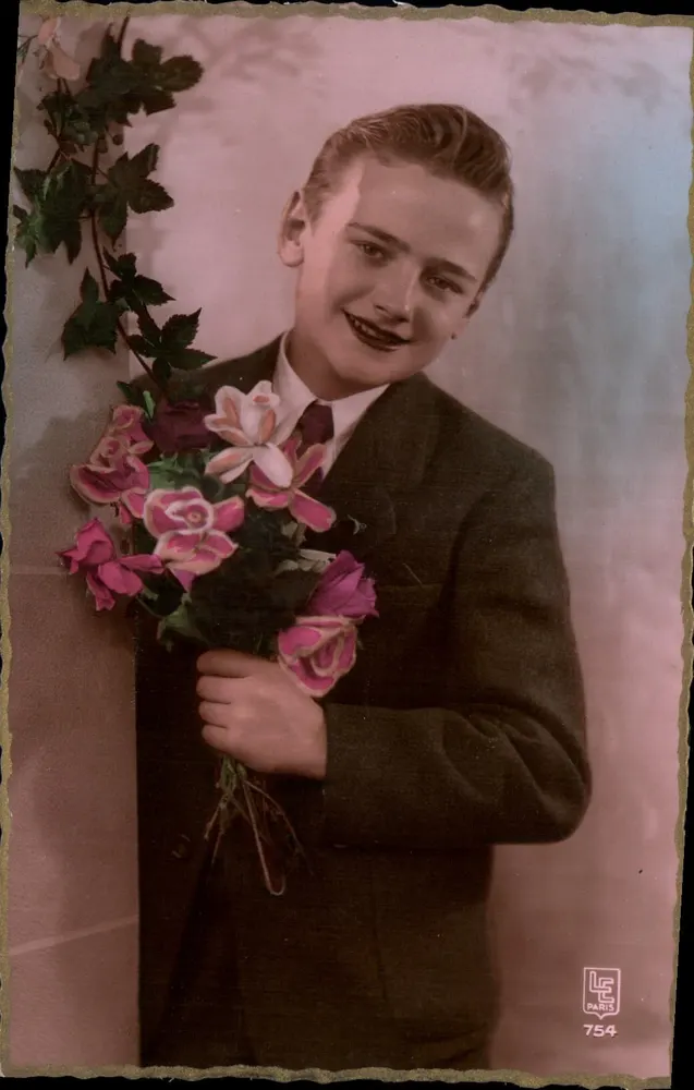 Jovem menino em traje — segurando um buquê de rosas — editor LC Paris, n° 754 - Frente