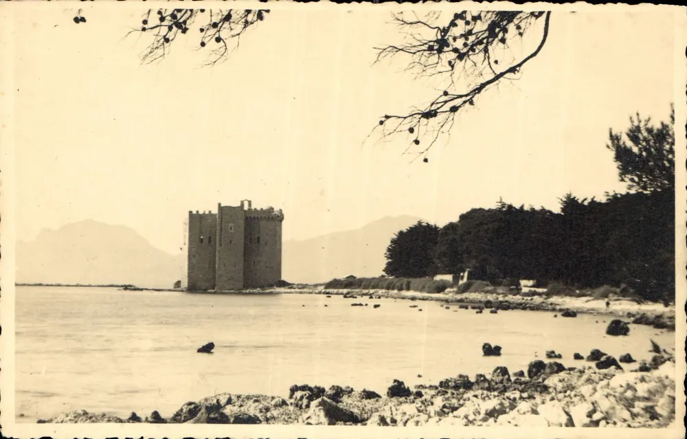 Torre da Torre — Ilha de Saint-Honorat — Photographie Véritable - Frente