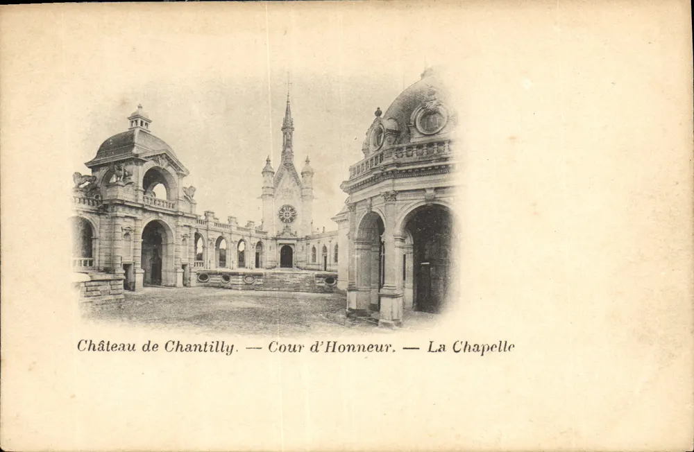 Castelo de Chantilly — Cour d'Honneur — A Capela - Frente
