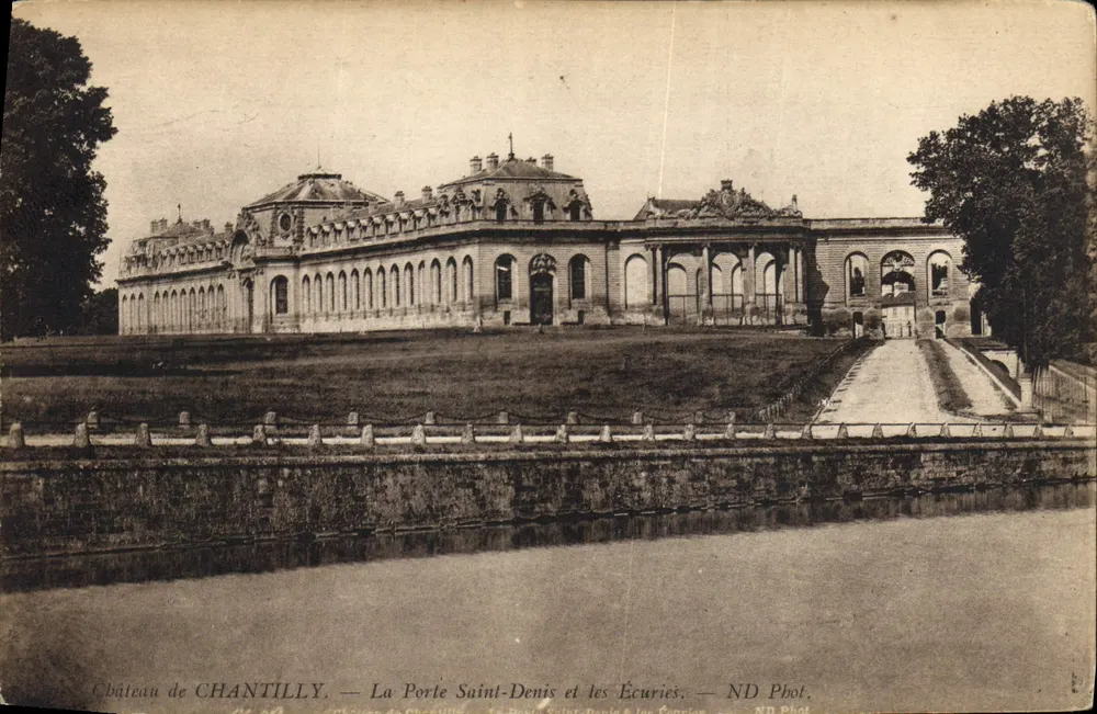 Schloss CHANTILLY — Die Porte Saint-Denis und die Ställe — ND Phot - Vorderseite