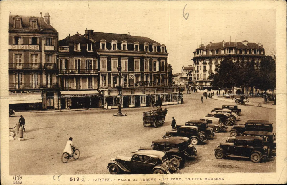 Tarbes — Place de Verdun — im Hintergrund das Hôtel Moderne — Verlag LF Toulouse, Nr. 519 - Vorderseite