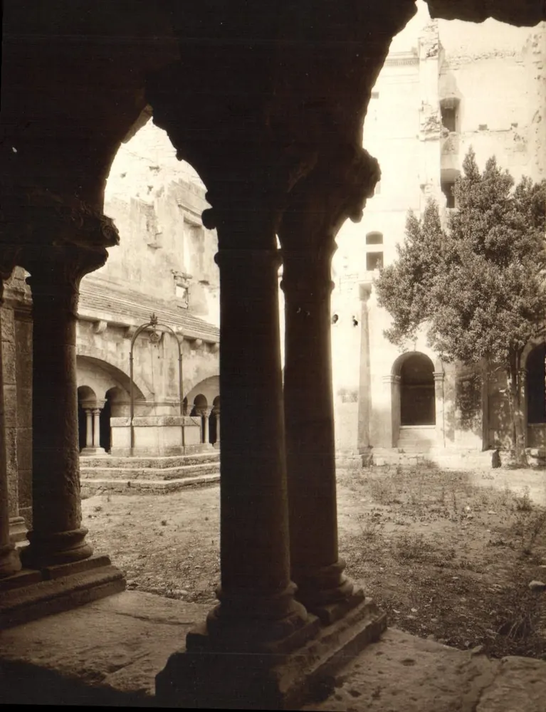 Cour interior de um convento — vista em sépia — editor Felts, Aix-en-Provence - Frente