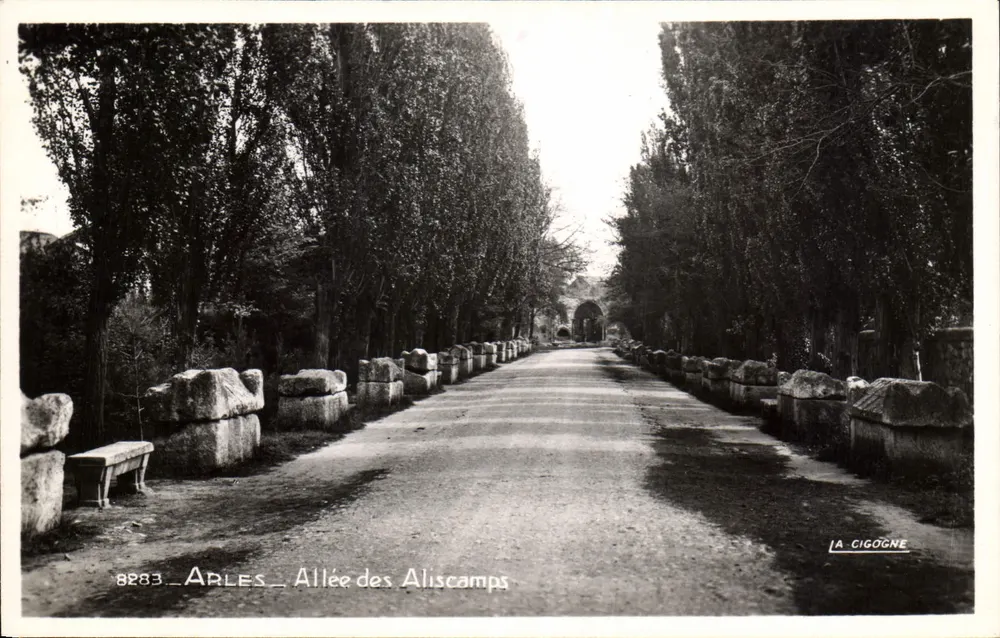 Arles — Avenida dos Aliscamps — A Cigarrinha - Frente