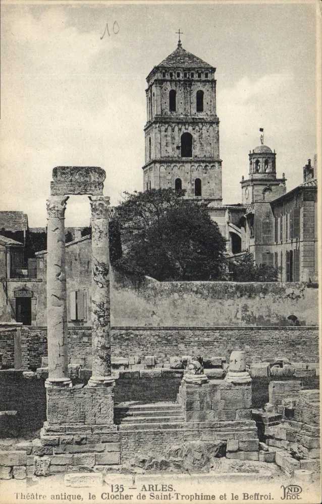 Antikes Theater, der Turm von Saint-Trophime und der Glockenturm — Arles — ND Jhot. - Vorderseite