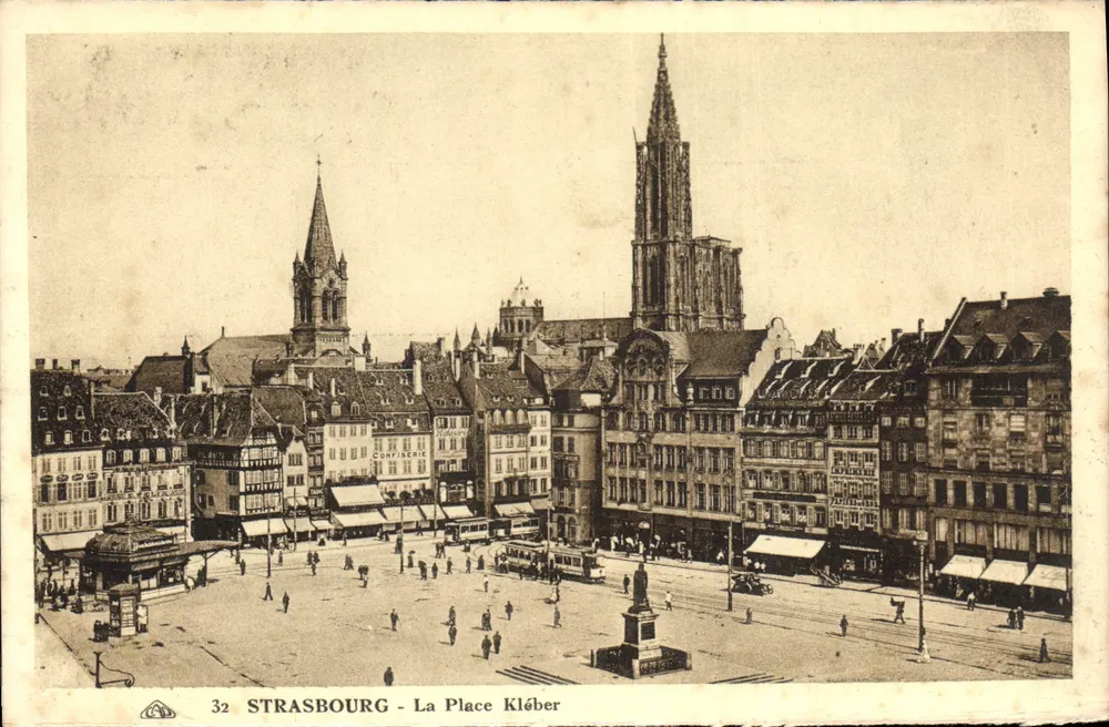 Estrasburgo - A Praça Kléber — vista panorâmica com a catedral e o monumento central - Frente