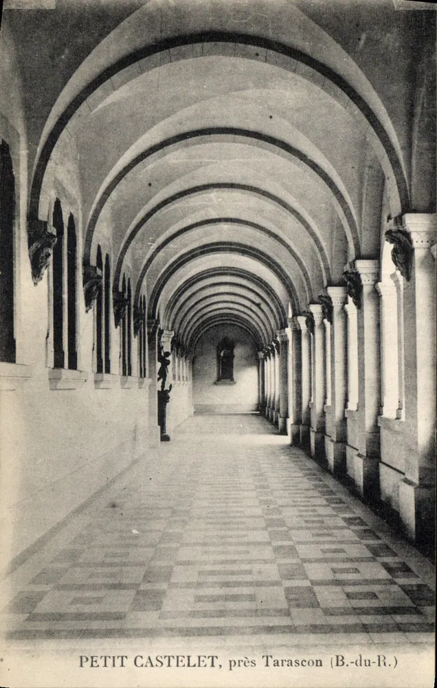 Petit Castelet, perto de Tarascon (B.-du-R.) — corredor com arcos — editor não identificado - Frente
